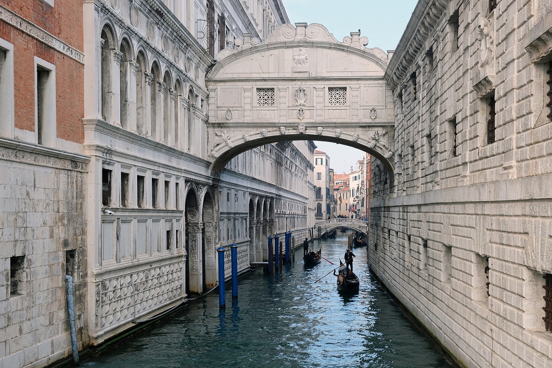 The Bridge of Sighs spanning the rio